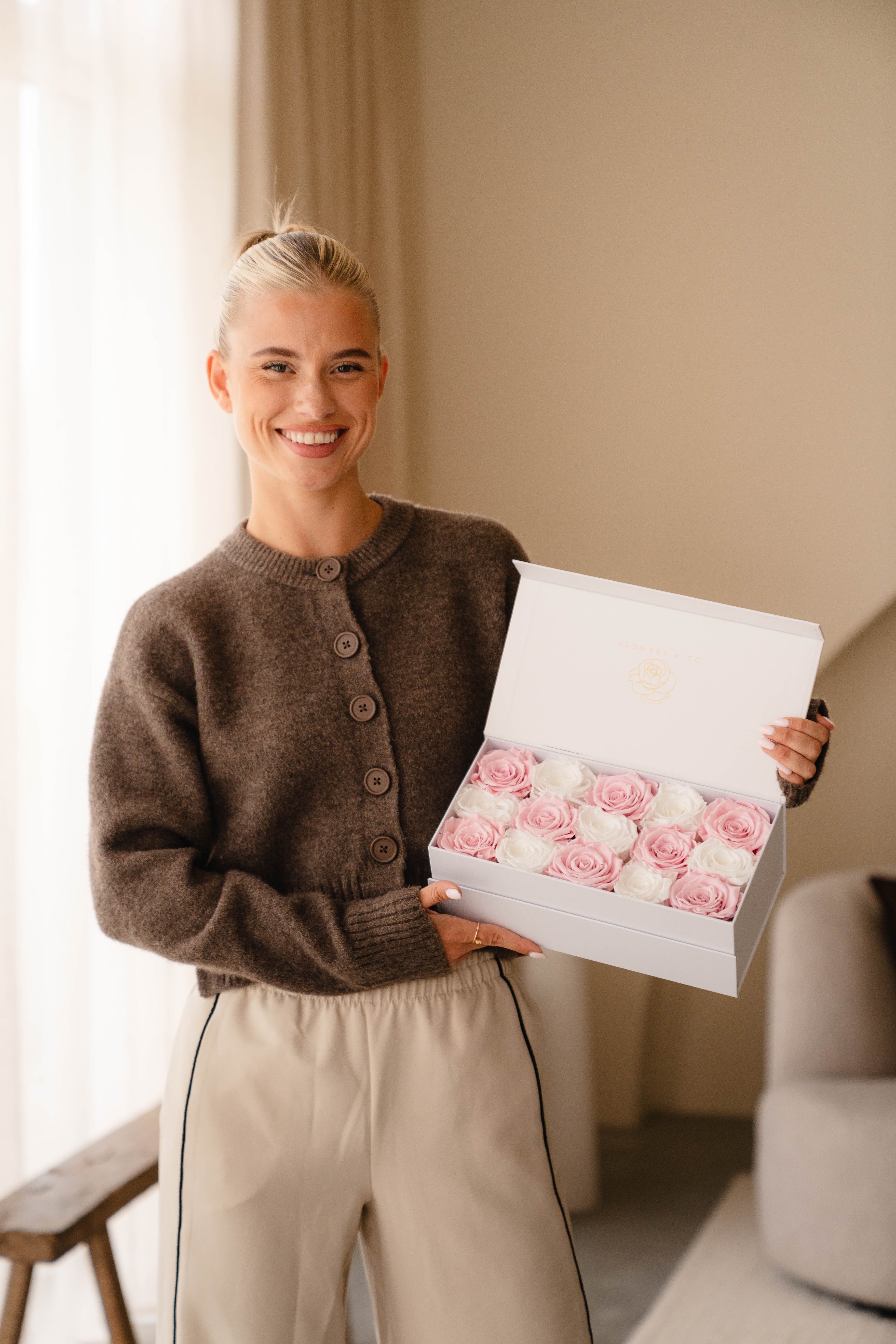 Pink/White Longlife Rose Box – medium