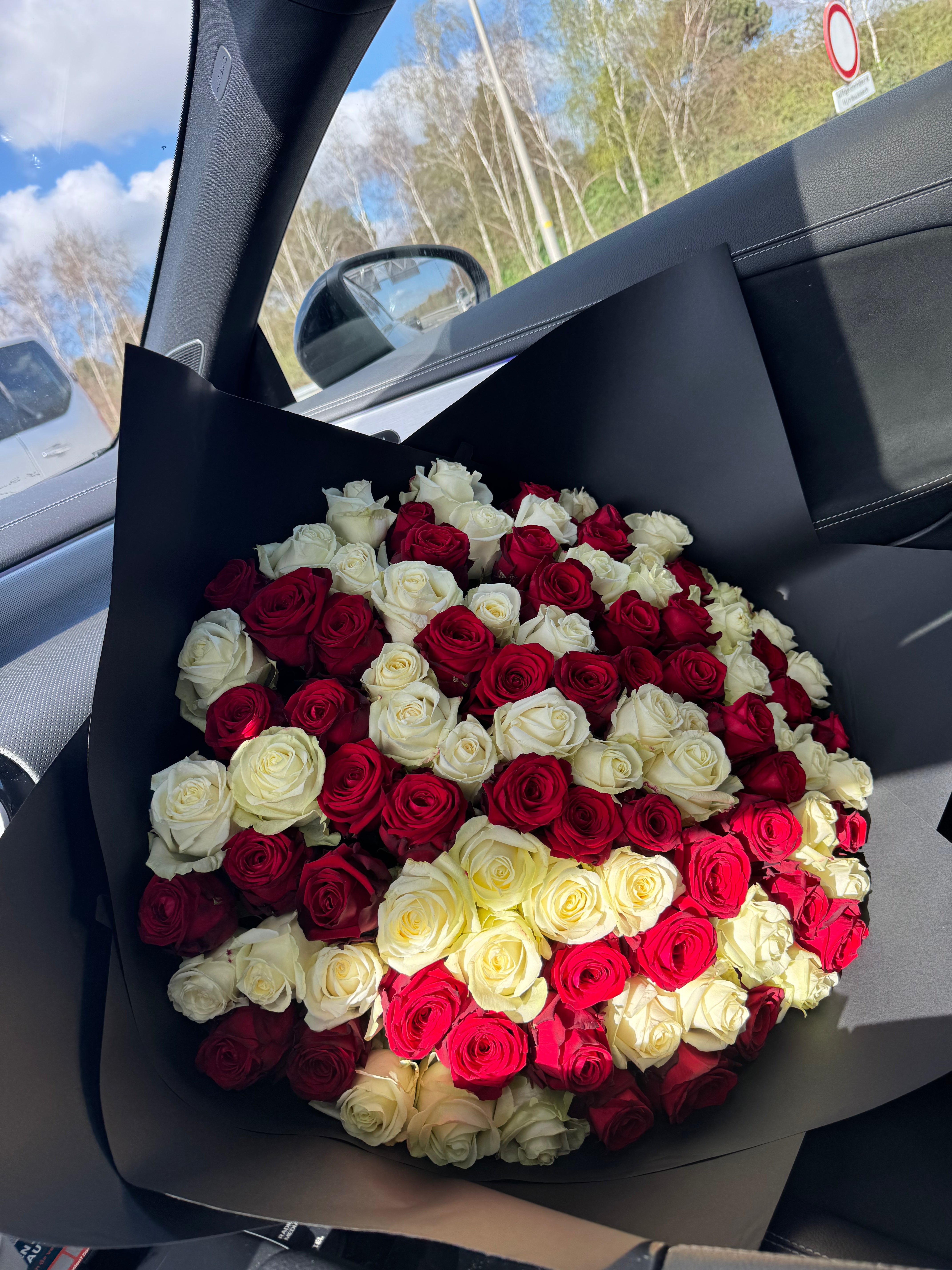 Red Naomi White Mix Bouquet